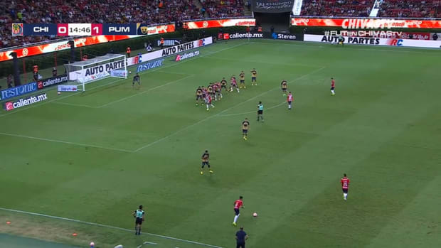 Orozco scores his first goal at Chivas against Dani Alves' Pumas